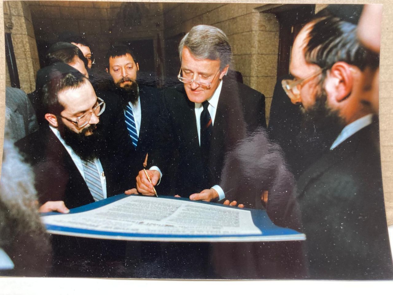 ראש ממשלת קנדה חותם על הצהרה לכבוד הרבי ומוסר אותה לשלוחי הרבי שליט״א מלך המשיח. תשמ”ז (1987)